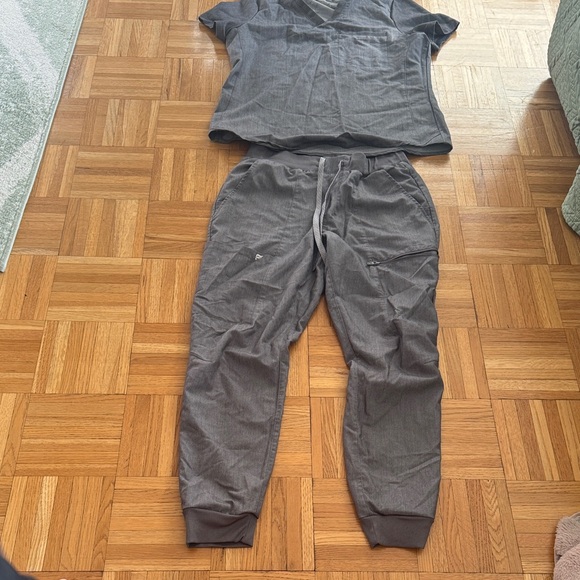 Fabletics Gray Scrub Set - Picture 1 of 3